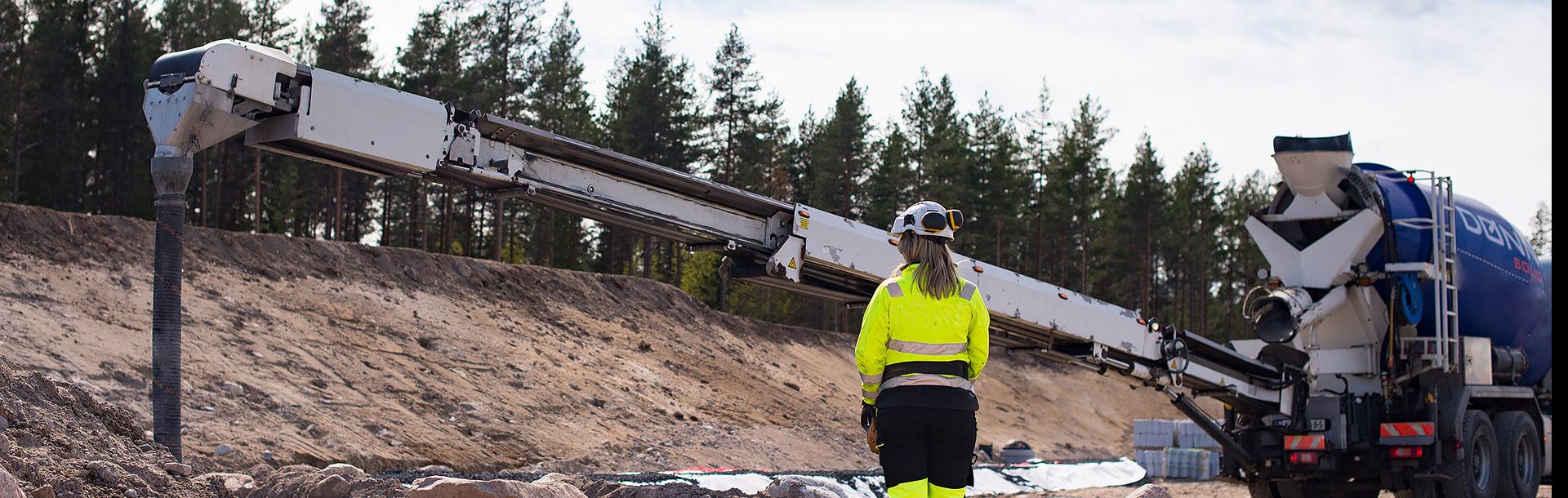 Støp av industrigulv hvor transportbånd sørger for enkel levering av betong