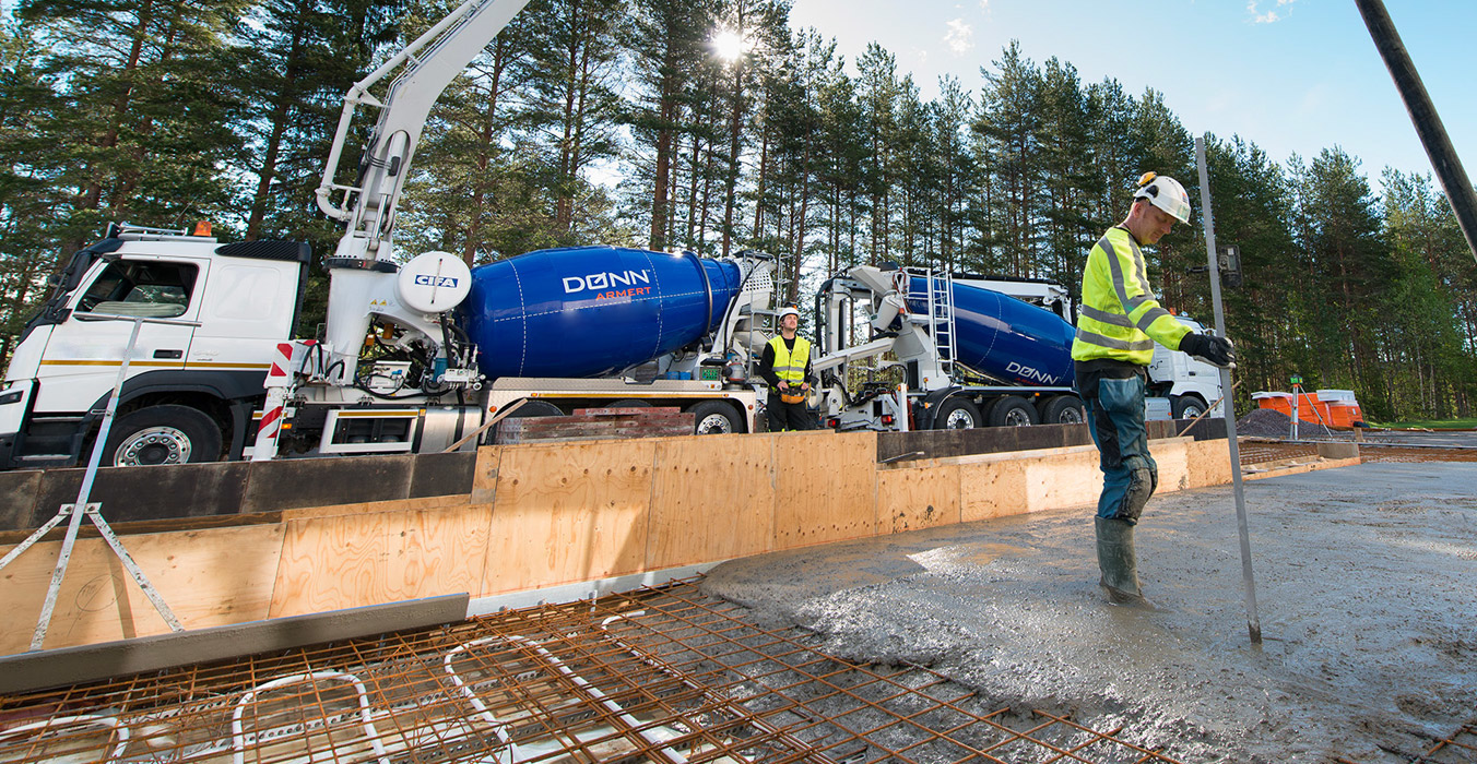 Støp av industrigulv hvor transportbånd sørger for enkel levering av betong